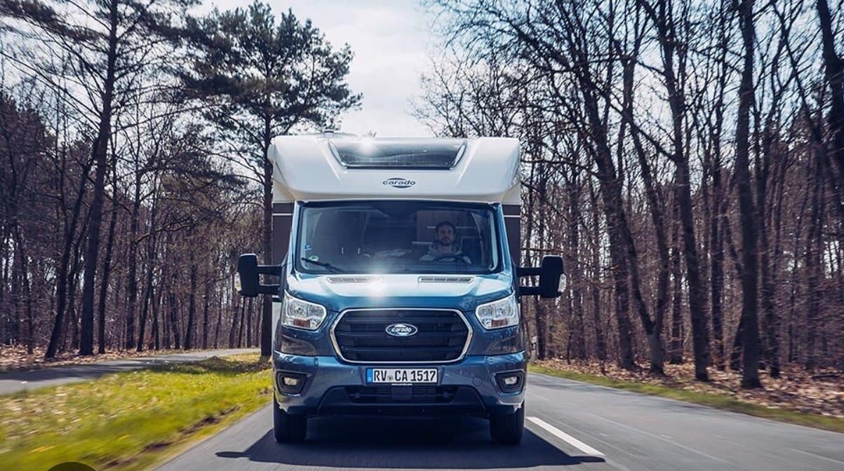 A lakóautó tiszta víztartályának feltöltése